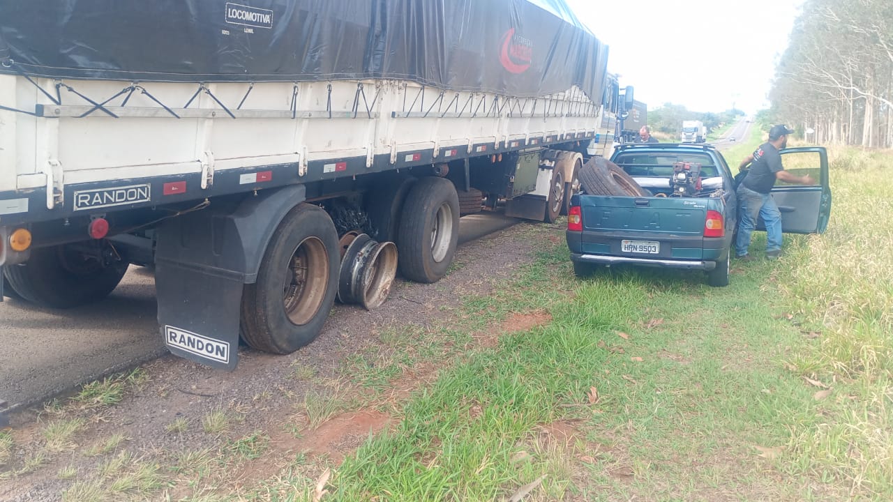 Carreta atendida na rodovia